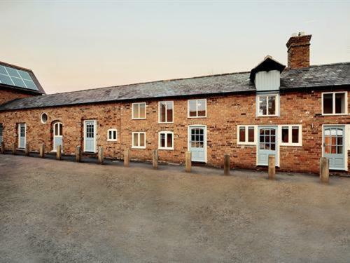Мотель The Coaching Barns Wem Экстерьер фото
